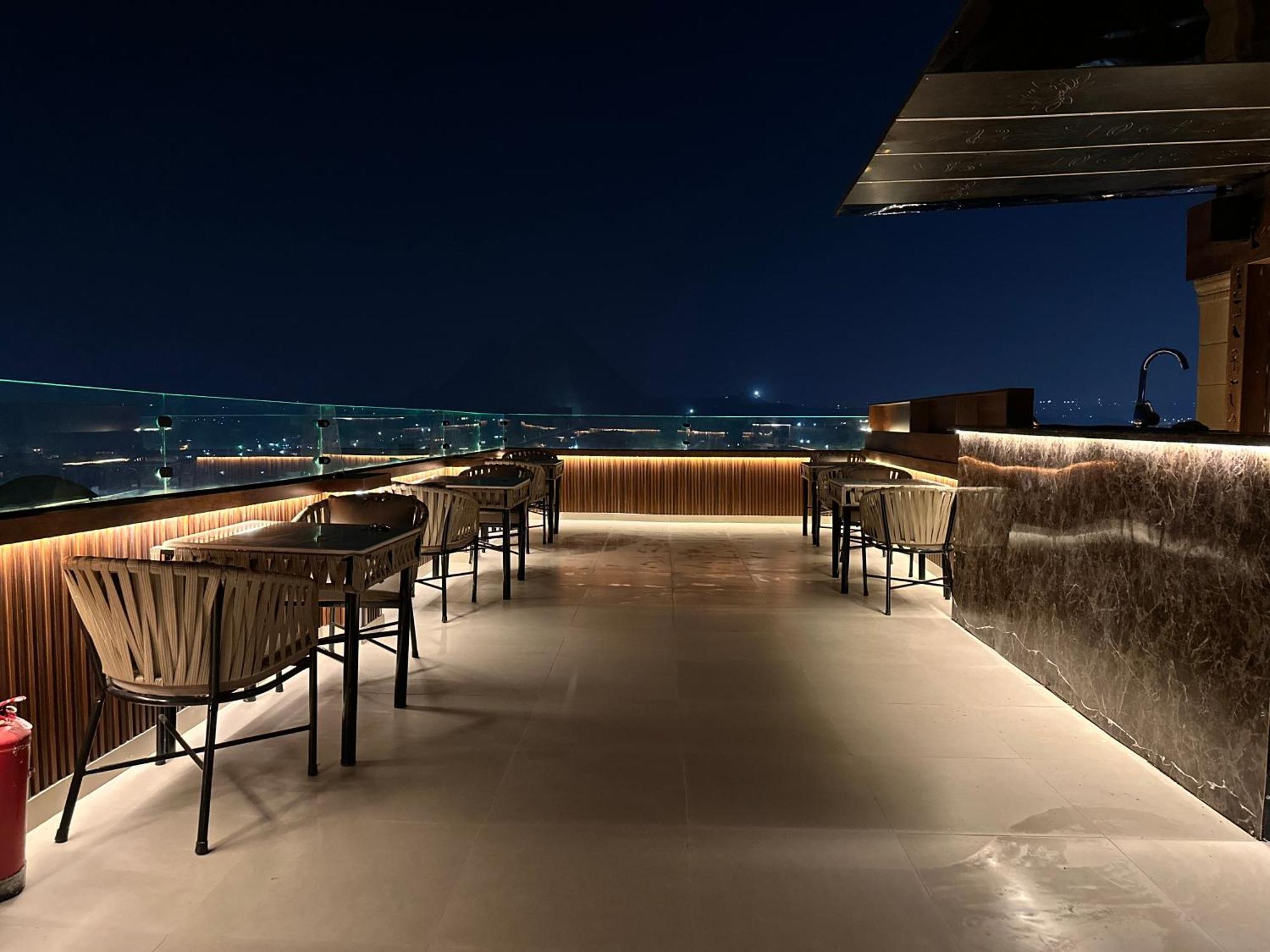 Crowne Pyramids View *