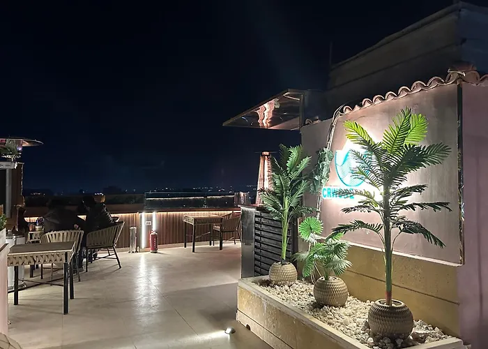 Crowne Pyramids View Inn