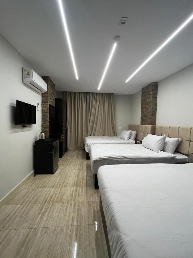 Crowne Pyramids View *