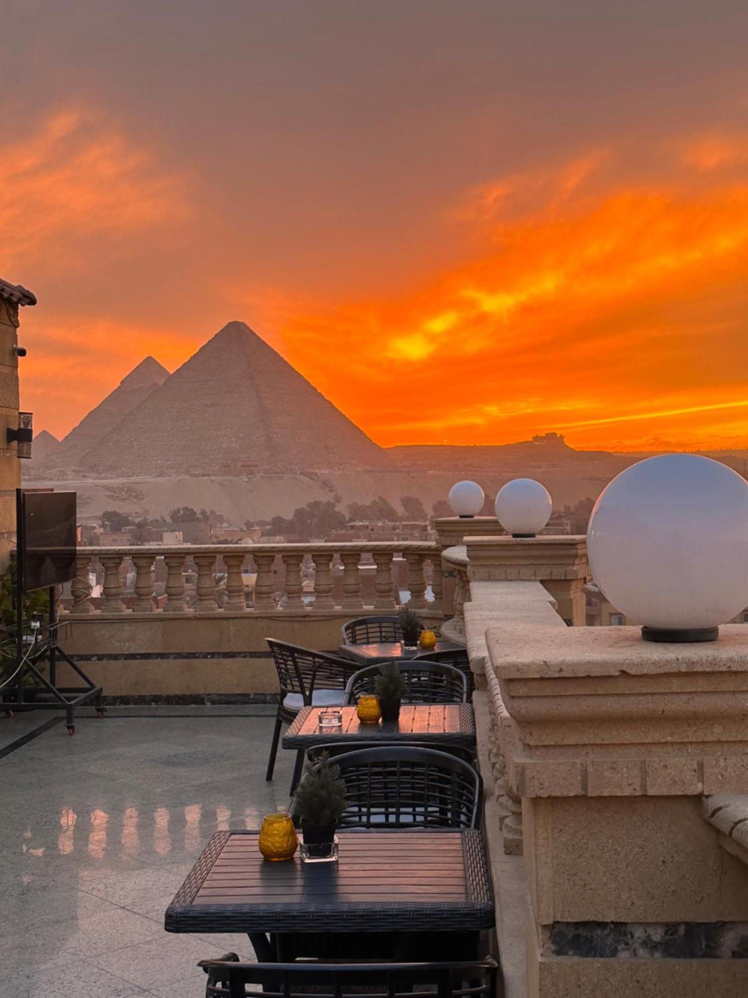 Crowne Pyramids View *