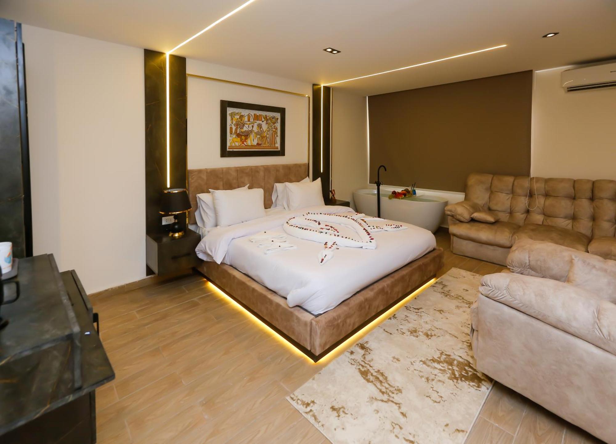 Crowne Pyramids View *