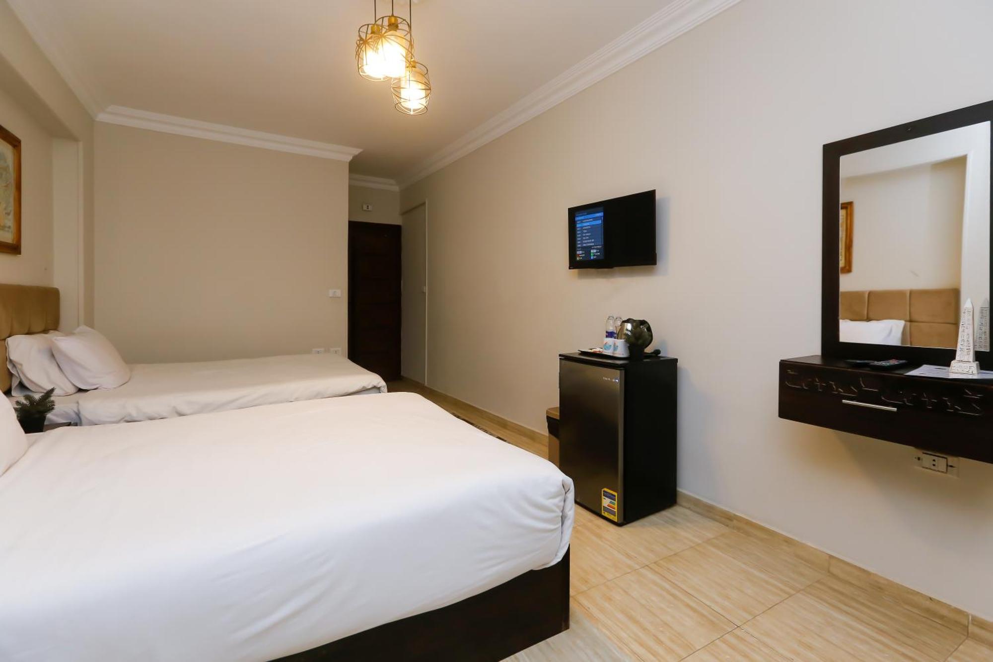Crowne Pyramids View *