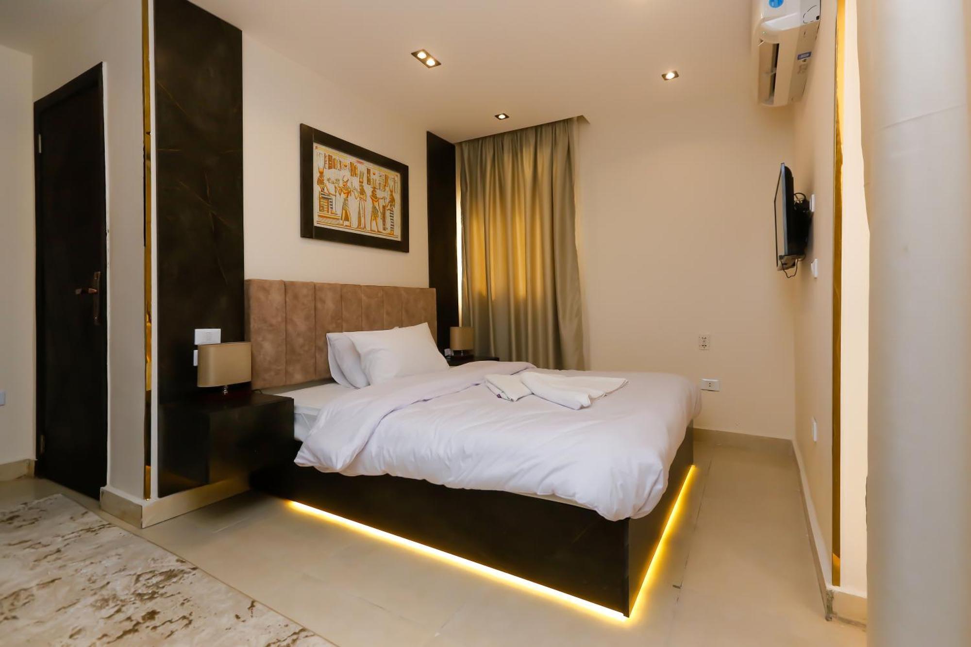 Crowne Pyramids View *