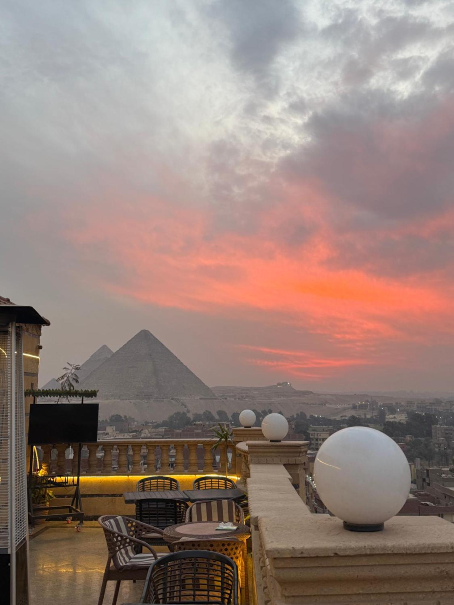 Couette-café Crowne Pyramids View *